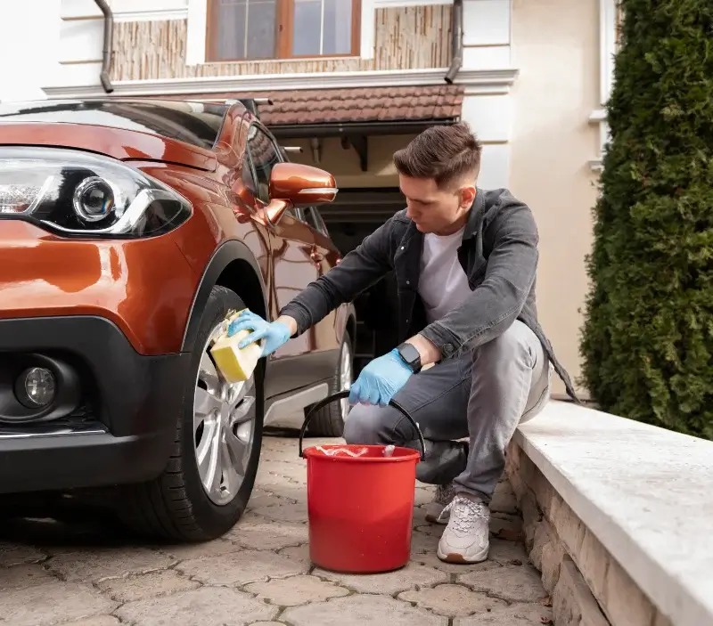 Lavage auto à domicile Lascelle : professionnel intervenant sur un véhicule